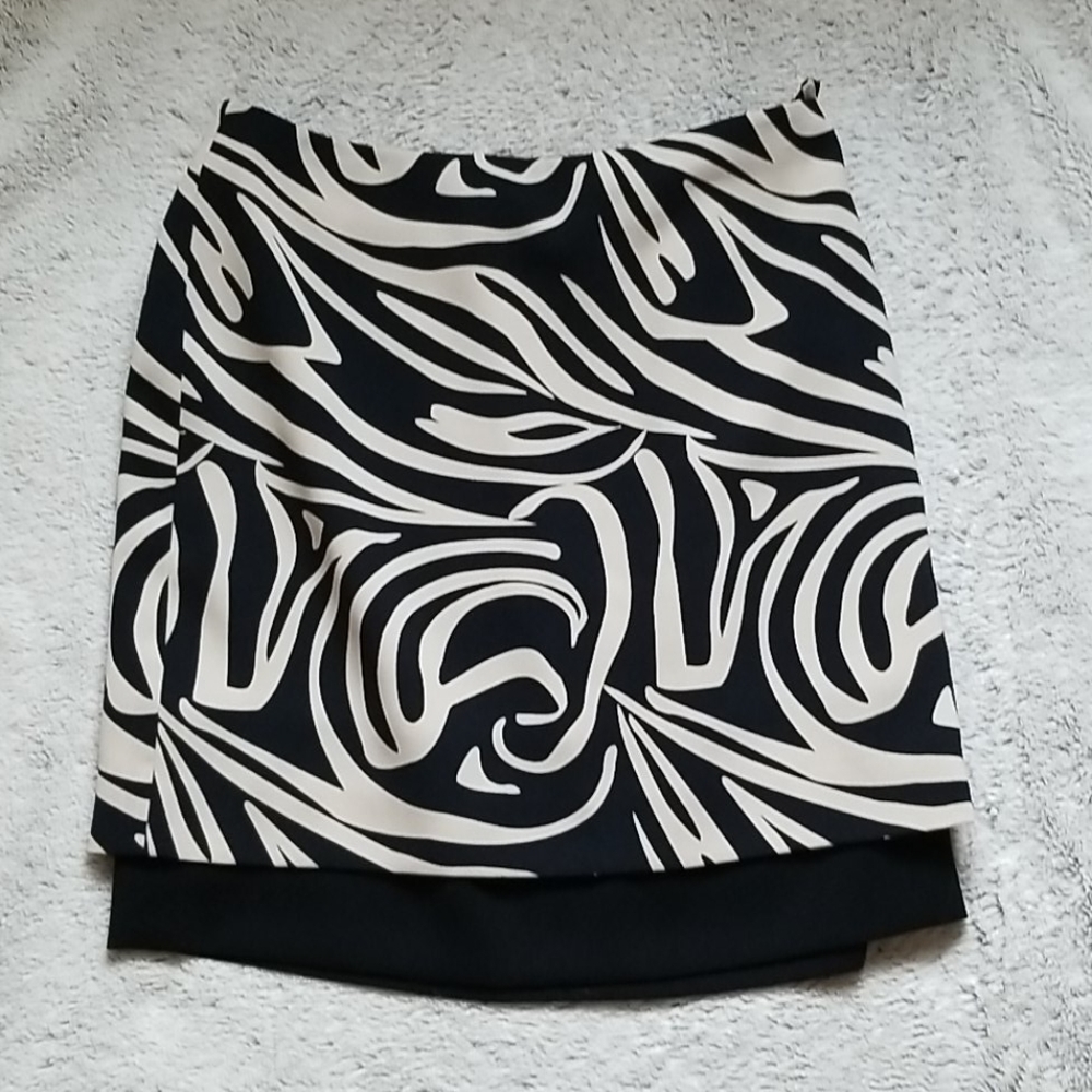 Sandra skirt size 6 petite black beige swirl